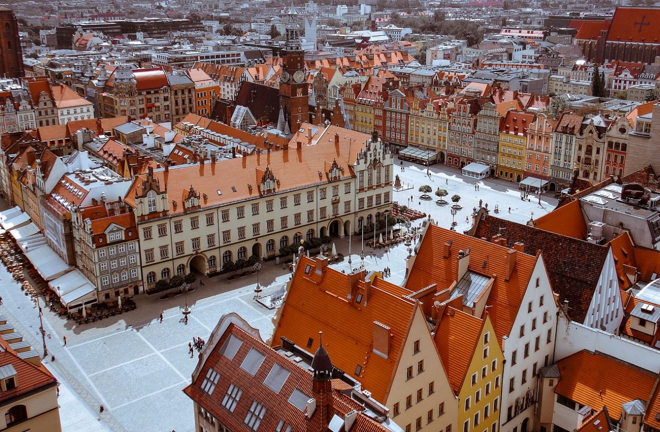 Wroclaw permeated with emotions: observation of the city of bridges, cathedrals and pulsating energy - Wroclaw reveals to us a world where history is intertwined with everyday life. Each alley and bridge tells its own colorful story. Traditions and modern trends...
